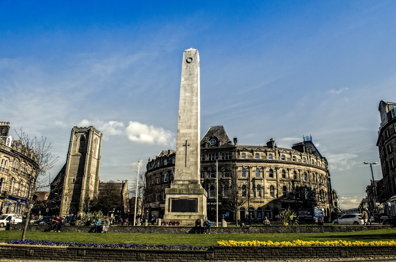 war memorial and building in centre of Harrogate.