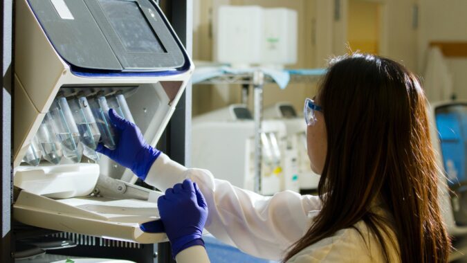woman working in a laboratory.