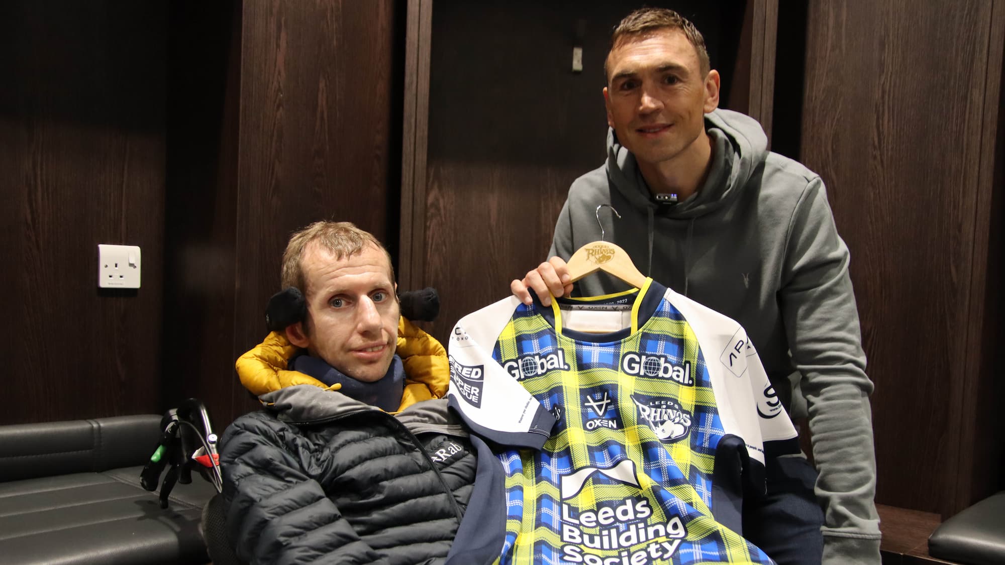 Rob Burrow and Kevin Sinfield holding Doddie shirt.